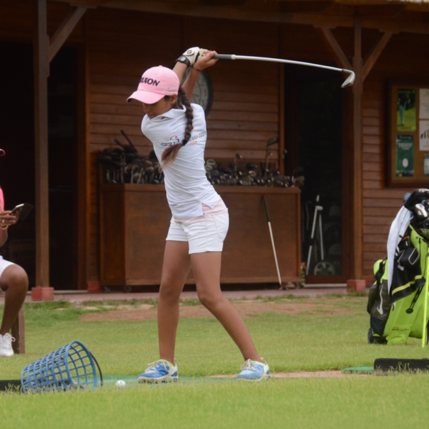 women try to hit the ball - golfaga