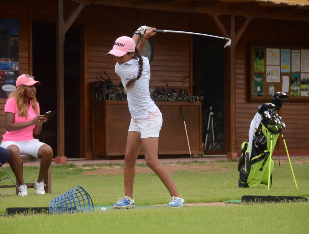 women try to hit the ball - golfaga